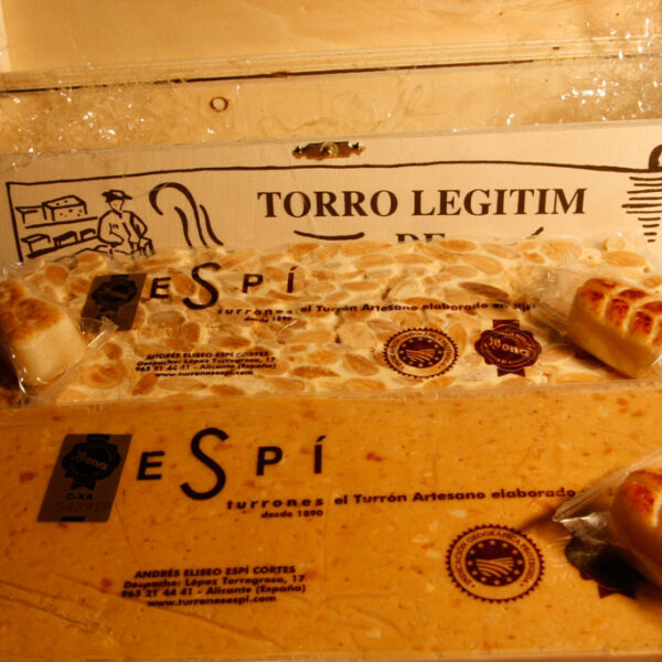 Lote de Turrón de Jijona y Turrón de Alicante en caja de madera